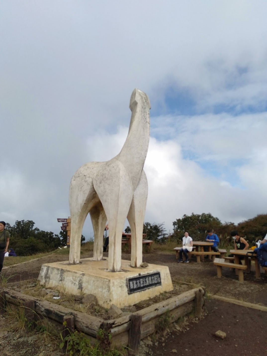 陣馬山・白馬の像